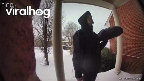 Pizza Delivery Guy Refuses to Deliver Pizza Over a Tip || ViralHog