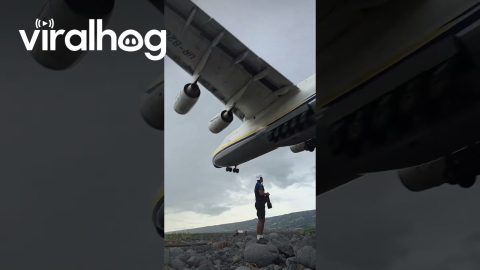 Photographer Gets Perfect Shot Of Antonov-124 || ViralHog