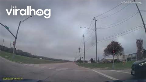 Car Drives Through Red Light A Full Five Seconds Later || ViralHog