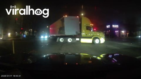 Applause After Trucker's Perfect U-Turn || ViralHog