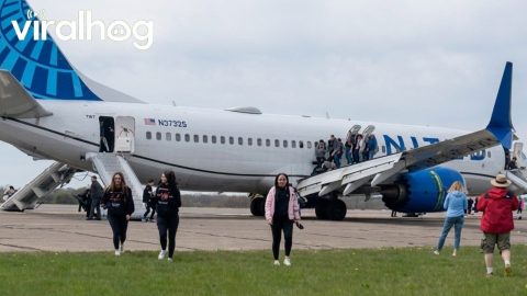 United Plane Makes Emergency Landing at Pittsburg Airport || ViralHog