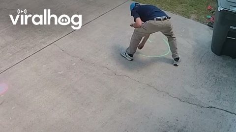 Mailman Draws Smiling Face In Sidewalk Chalk || ViralHog