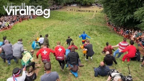 Cheese Rolling Festival in Gloucestershire || ViralHog