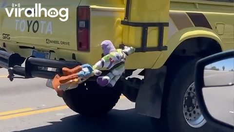 Toy Story Characters Riding Pizza Planet Truck || ViralHog