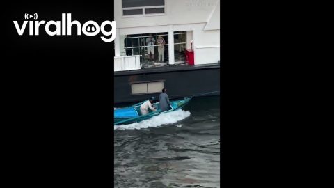 Entrepreneurial Vendors Pull Up to Tourist Boat || ViralHog