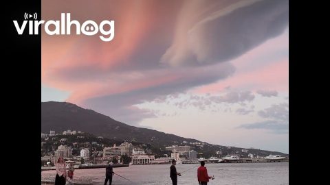 Lenticular Cloud Over Yalta || ViralHog