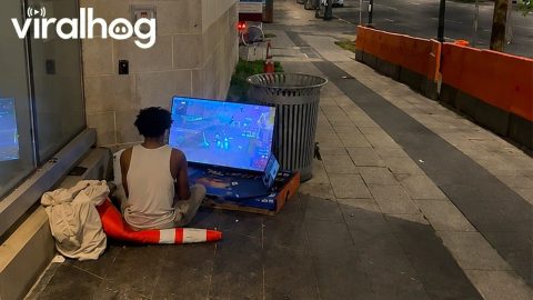 Sidewalk Gamer || ViralHog
